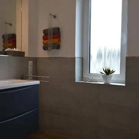 Comfortable And Luxurious In A Wooded Area With Sweeping Views *